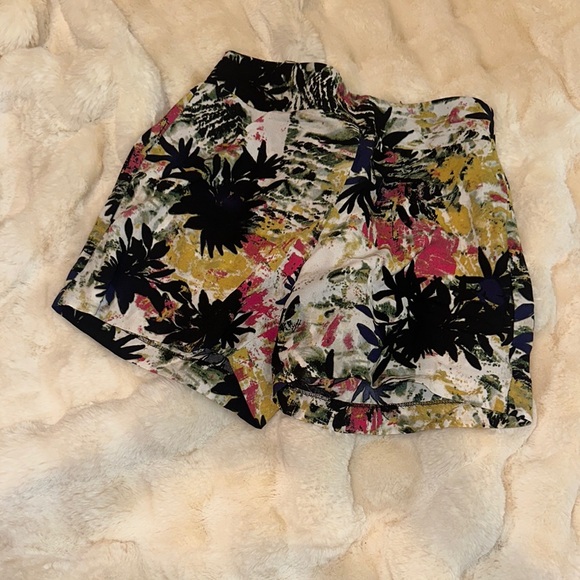 Floral Patterned Shorts Set - Picture 2 of 5